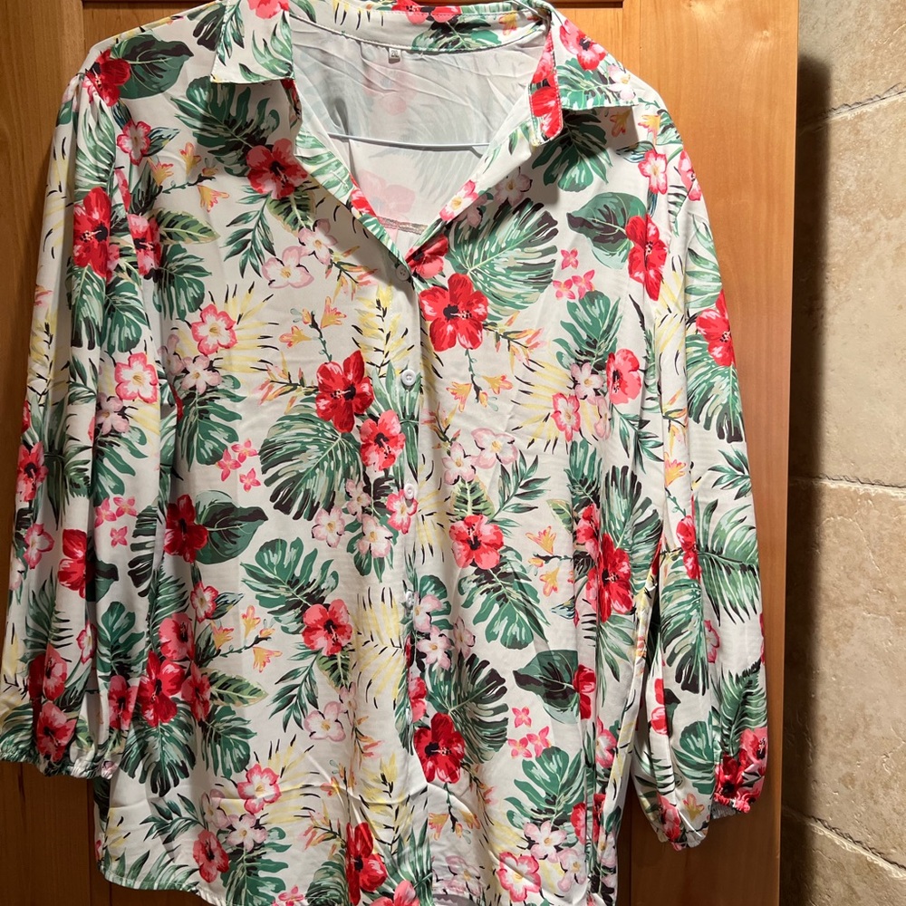 2XL Womans Vibrant Red & Green Tropical Hawaiian Floral Collar Button Down NWOT.